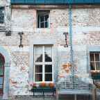 Een kleermaker en een man in vrouwenkleding